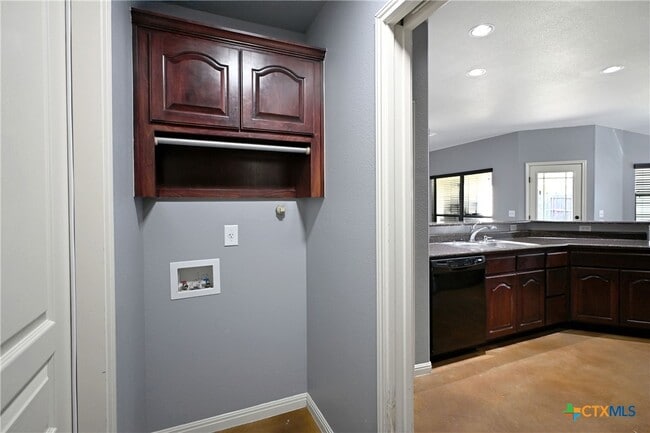 Building Photo - 2207 Hazelwood Dr