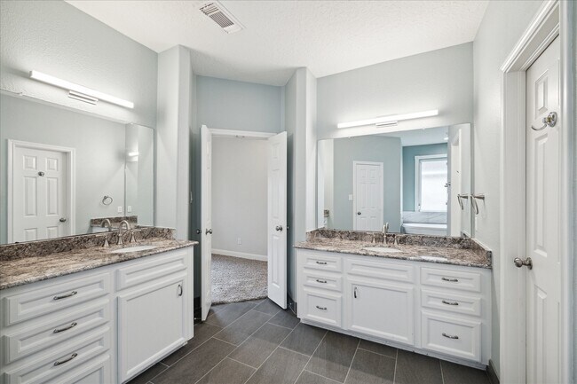 Building Photo - 20334 Hampshire Rocks Dr