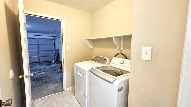 Building Photo - 16975 Meadowlark St