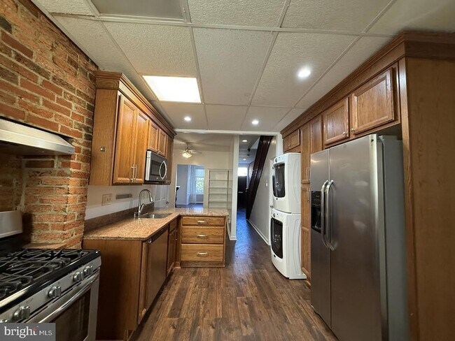 Building Photo - 833 11th St NE