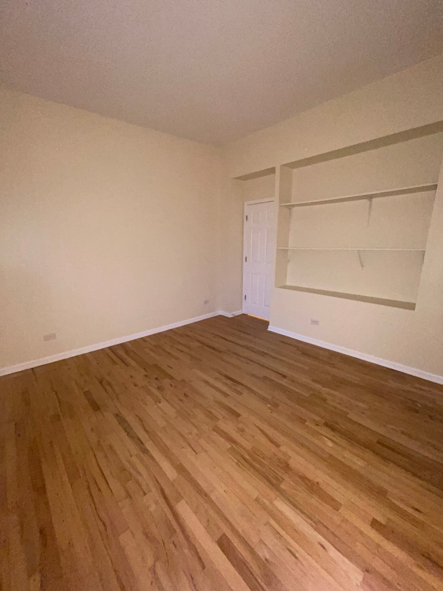 Building Photo - 5120 N Kenmore Ave