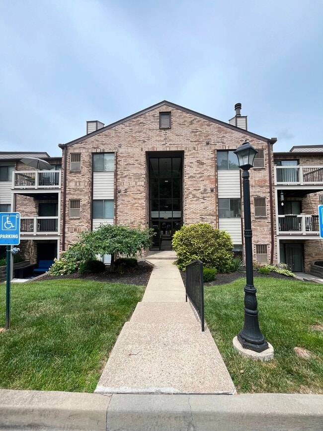 Building Photo - Beautiful 2BR/2BA Condo with Pool, Fitness Center & Private Balcony
