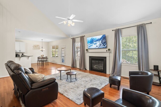 Building Photo - Gorgeous 4 Bedroom Home with Spacious Layo...