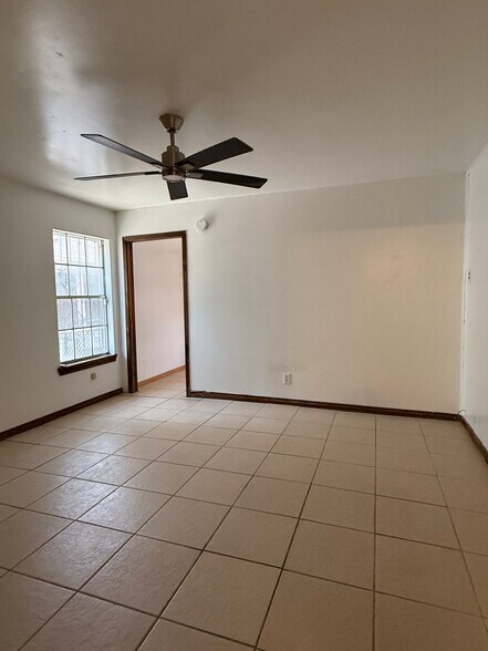 Building Photo - 707 W Malone Ave