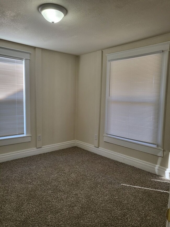 Building Photo - Full remodel on this beauty!