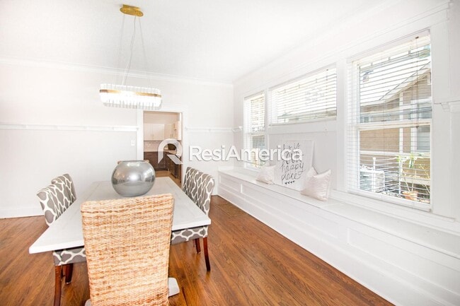 Building Photo - Beautiful 3/3 Craftsman in a Great Midtown...