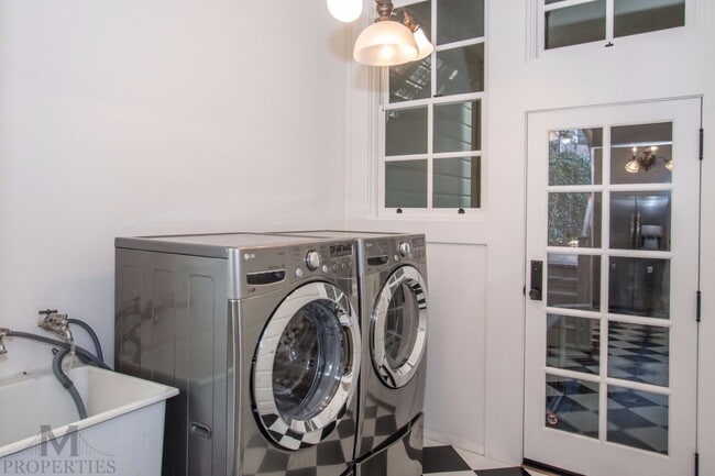 Building Photo - Eureka Valley Victorian Flat - Spacious and Pristine 1 Bed, 1 Bath