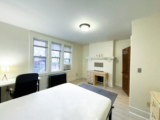 Building Photo - 1041 Mirror St