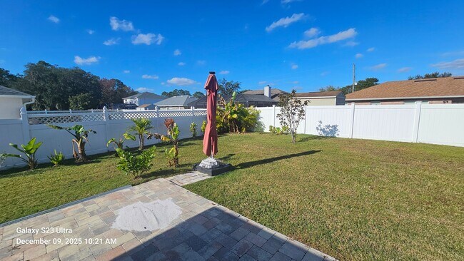 Building Photo - Warm & Inviting Home