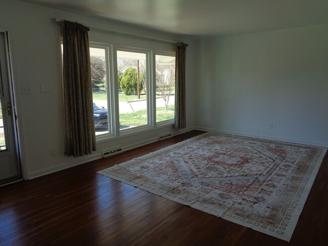 Building Photo - APPLICATION PENDING-Well-Maintained 2 Bedroom House for Rent