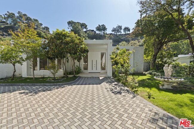 Primary Photo - 1860 Loma Vista Dr