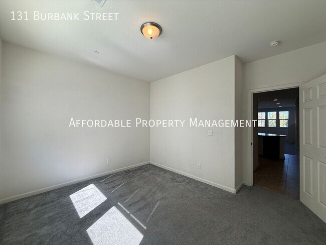 Building Photo - 131 Burbank St