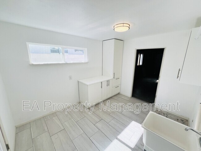 Building Photo - 1208 Alcazar St NE