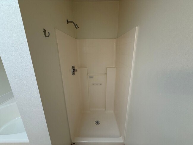 Building Photo - 4 Bed 2 Bath Home in Waterbury Meadows