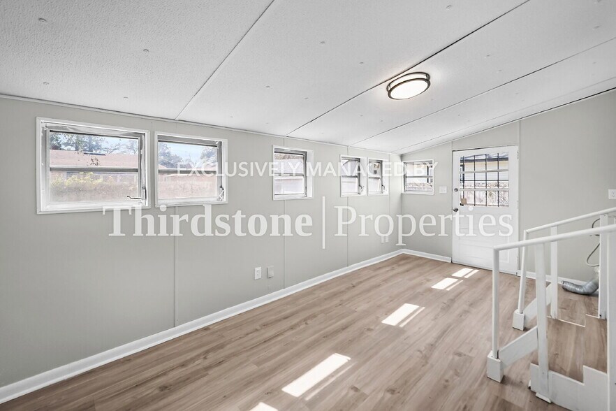 Building Photo - 4554 Crescent St