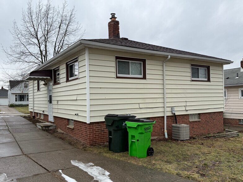 Building Photo - 5409 E 131st St