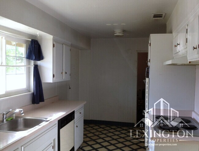 Building Photo - Charming 4-Bedroom Home in Arden-Arcade with Spacious Yard & Convenient Location