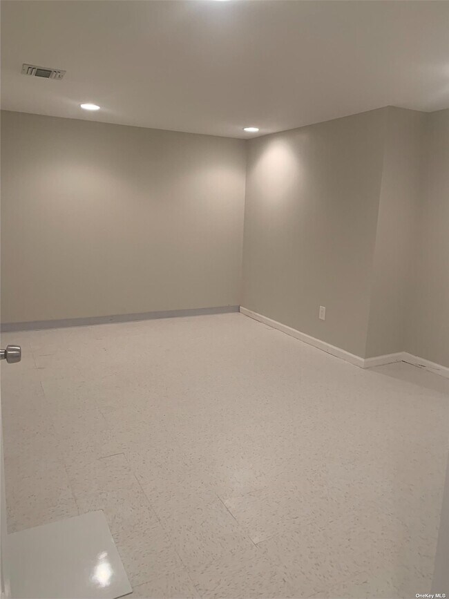 Building Photo - 2 Linden St