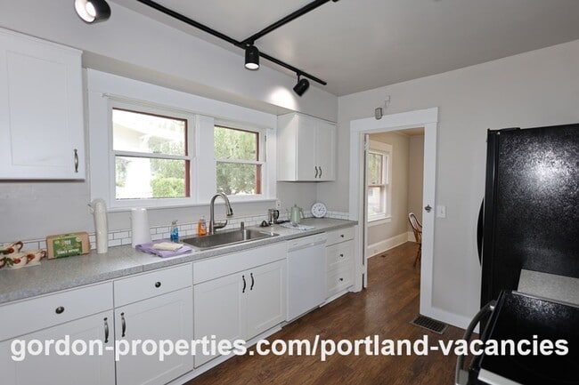 Building Photo - SE 11th Ave - Vintage 1 bedroom bungalow with office/den in Brooklyn neighborhood