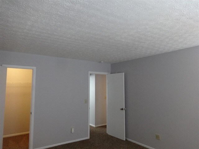 Building Photo - 15 E Woodfield