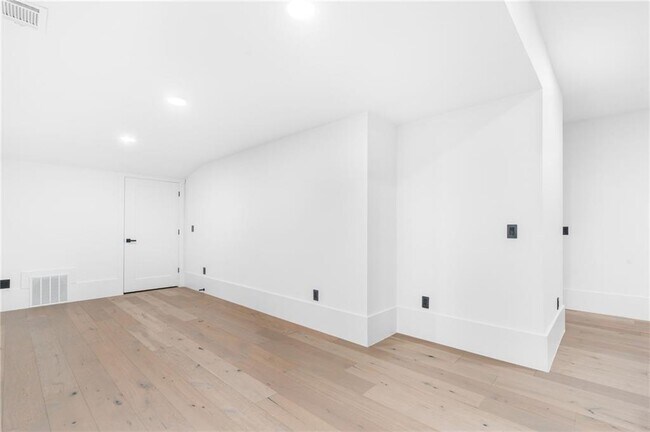 Building Photo - 507 Karen Ln