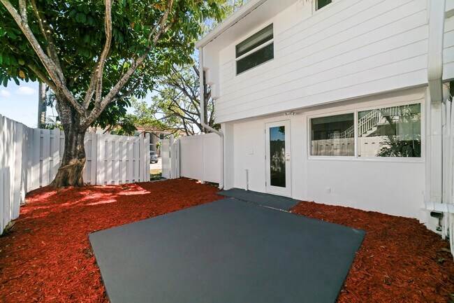 Building Photo - 1951 NE 51st St