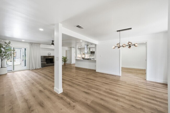 Building Photo - 7765 El Pensador Dr