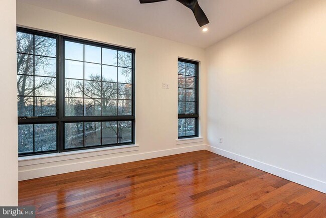 Building Photo - 412 Sepviva St