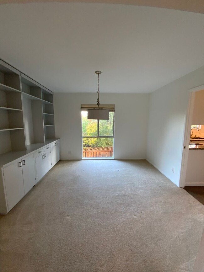 Building Photo - Elegant Remodeled 3BR Condominium in Sharon Heights