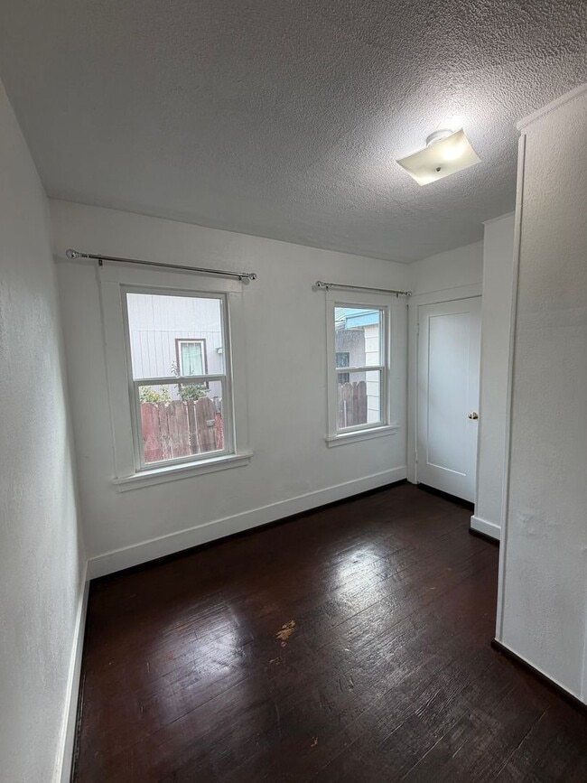 Building Photo - 7 minutes to Sky Lakes Medical Center and Oregon Tech ~Newly renovated 3 bedroom, 1 bath house wi...