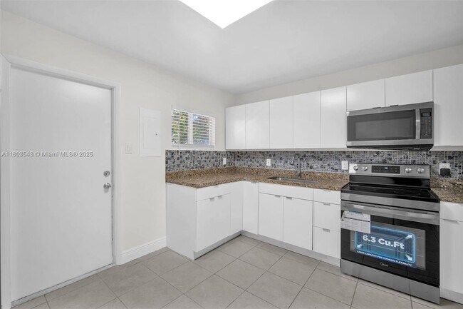 Building Photo - 1550 NE 131st Ln