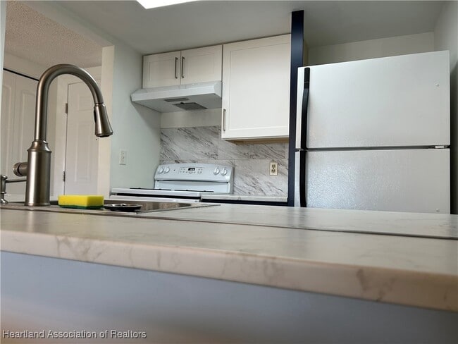 Building Photo - 2016 Lakeview Dr