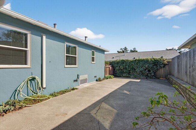 Building Photo - $2,800 /Month Beautiful 1 Bed, 1 Bath Single Story Centrally located in Petaluma!