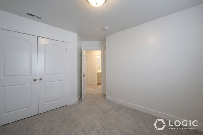 Building Photo - Stunning Townhome in Lehi!!