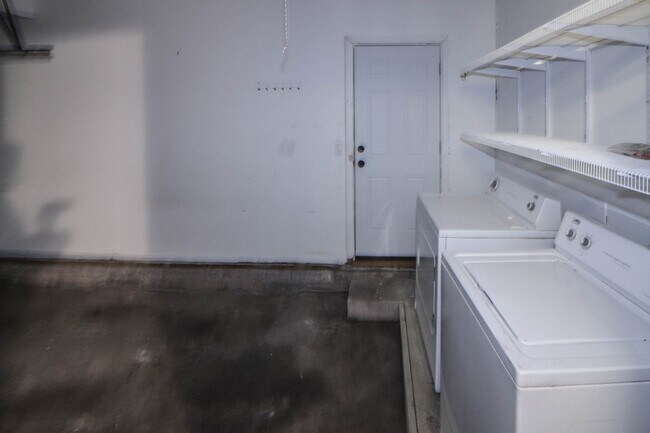 Building Photo - Cozy Bungalow in Brookside area, close to shopping for grocery, coffee shops, restaurants and muc...