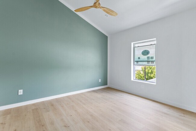 Building Photo - 1325 35th St