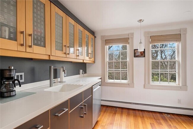 Building Photo - 5 Cushing St