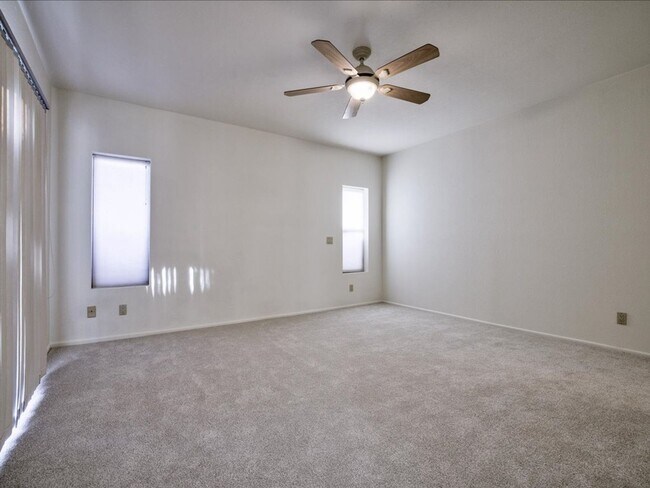 Building Photo - 3 Bedroom 2 Bathroom with Community Pool!!