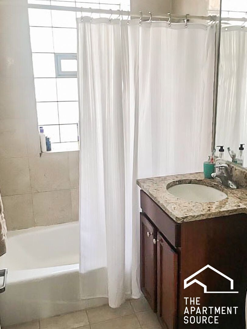 Building Photo - 4861 N Hermitage Ave