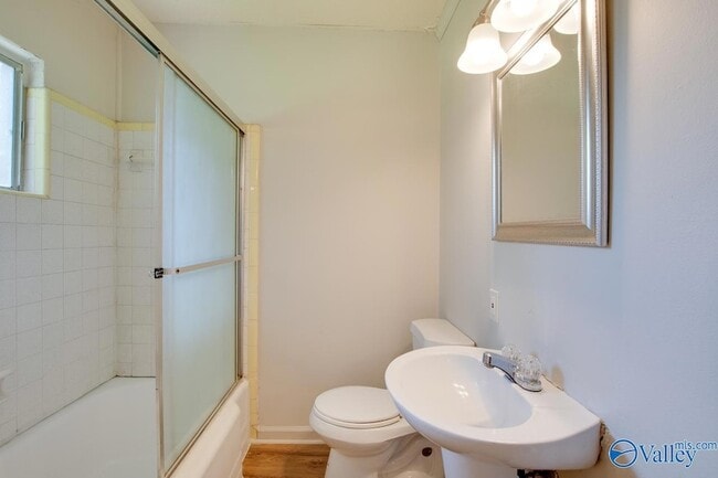 Building Photo - 1328 Oshaughnessy Ave NE