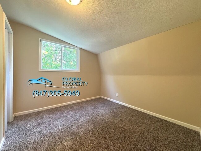 Building Photo - 5 Bedroom Home For Rent in Kankakee