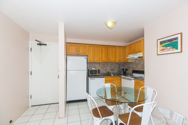 Building Photo - Royal Kuhio 1b1b1parking Fully Furnished i...
