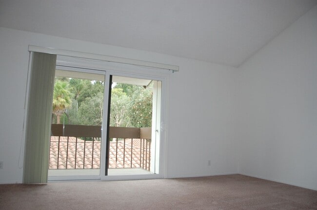 Building Photo - East Beach Town-home