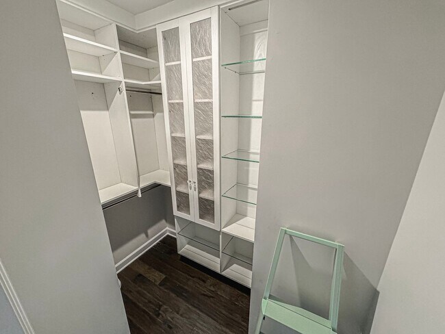 Building Photo - Stunning 3 Bed 3.5 Bath Townhome With Atta...