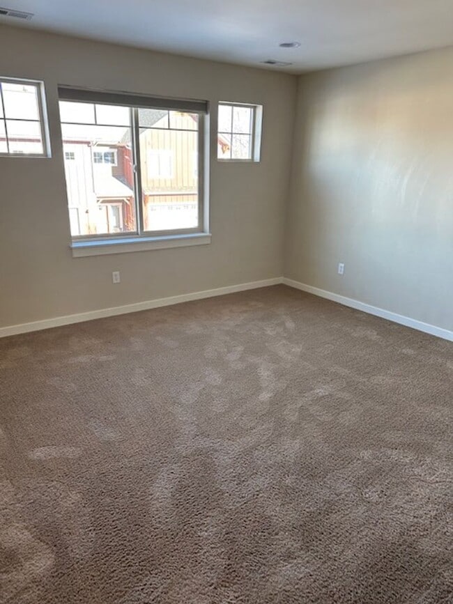 Building Photo - Townhouse