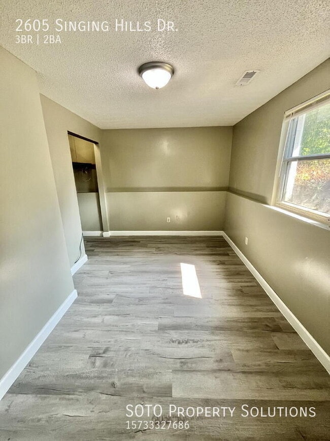 Building Photo - 2605 Singing Hills Dr