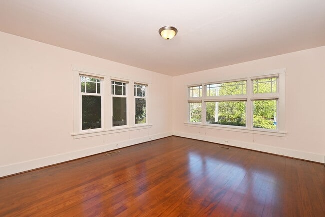 Building Photo - Charming 1BR/1BA Main Floor View Unit in Desired Neighborhood (Sunset Hill)