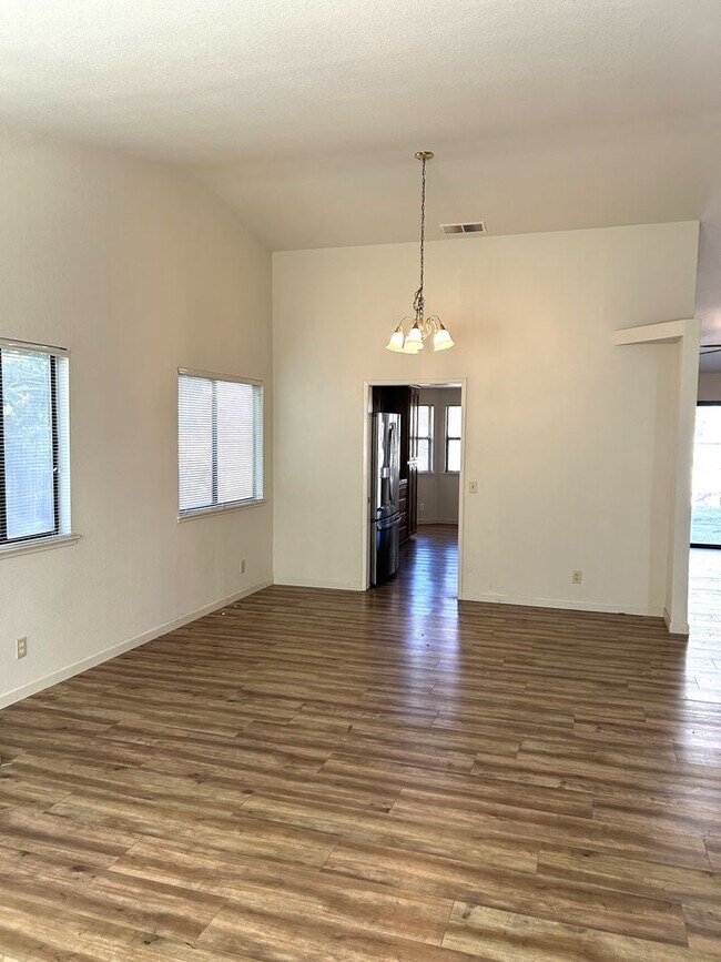 Building Photo - 4 bed/ 2 bath home between The Avenues and Amber Grove