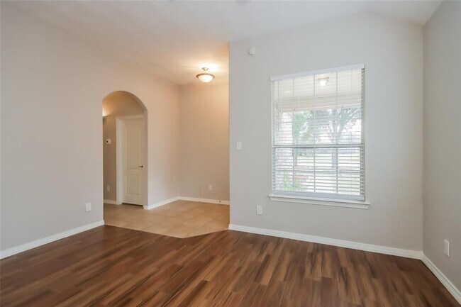 Building Photo - 970 Fife Dr
