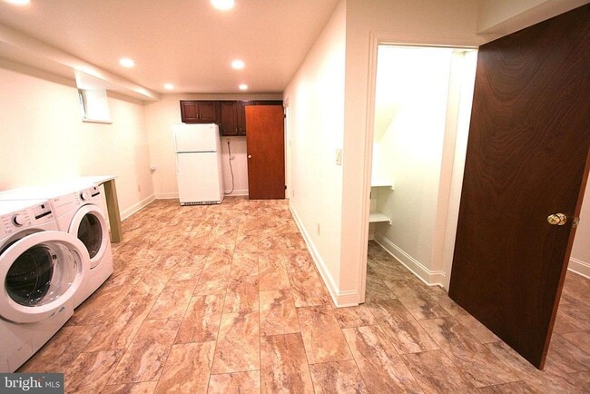 Building Photo - 10104 Towhee Ave